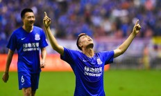 九游娱乐网页版登录入口-王牌前锋在比赛中踢进帽子戏法，展现绝佳状态