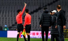 九游娱乐在线-裁判判罚遭质疑，引发现场骚动