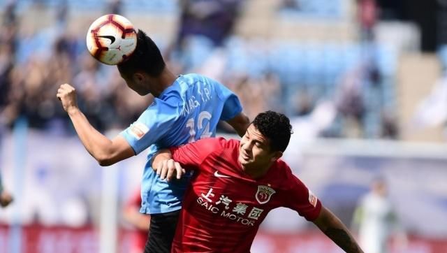 上海上港逆转战胜大连一方，领先积分榜