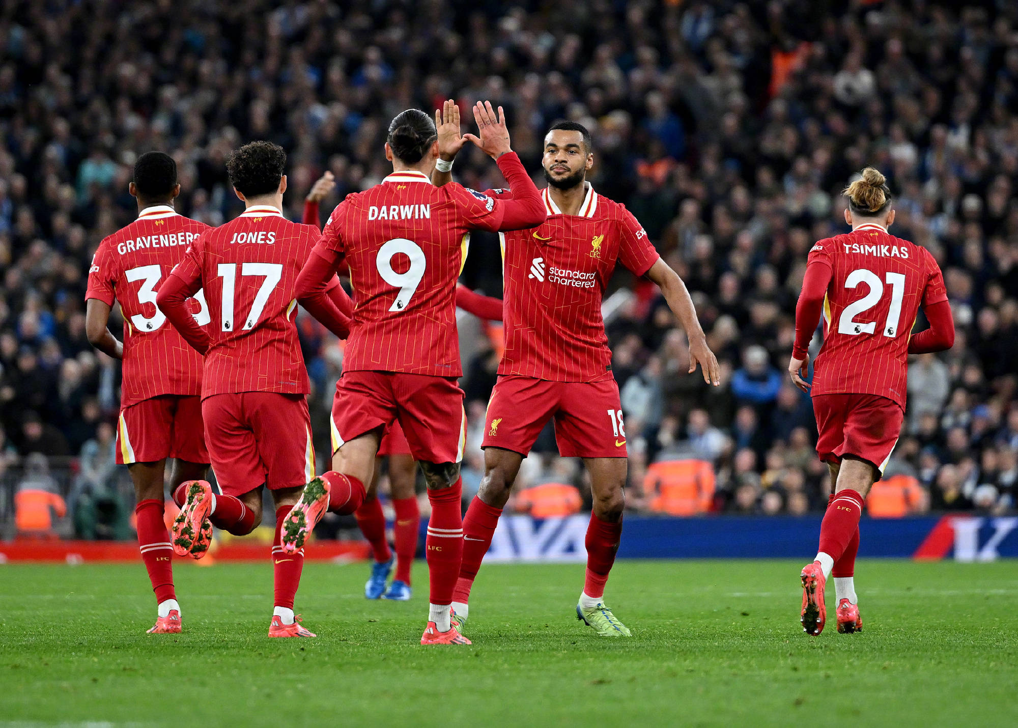 足球豪门争霸，争夺胜利激烈异常