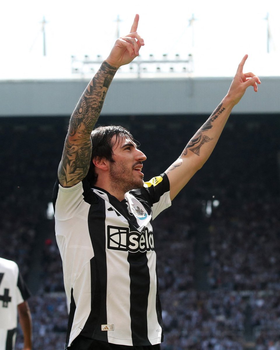 包含纽卡斯尔城球员全力拼搏，力求胜利锁定积分的词条