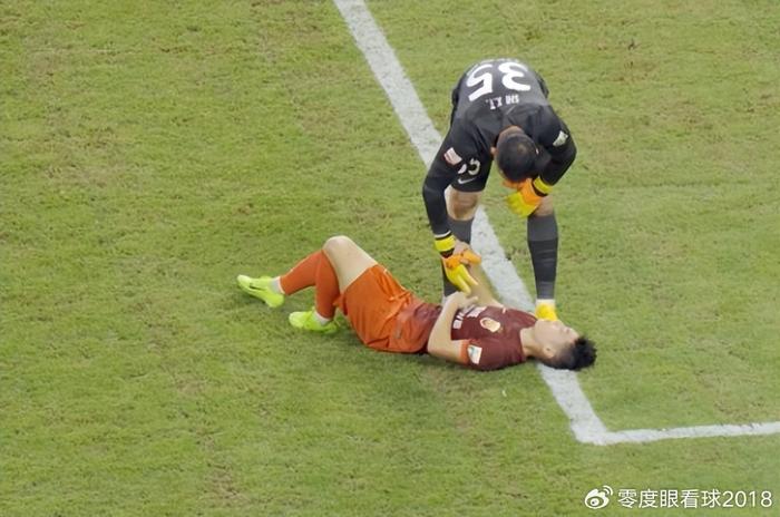 王牌前锋在比赛中踢进帽子戏法，展现绝佳状态