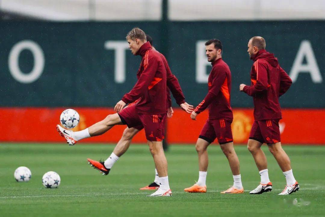 包含梦幻阵容对决：拜仁慕尼黑对阵曼联的词条