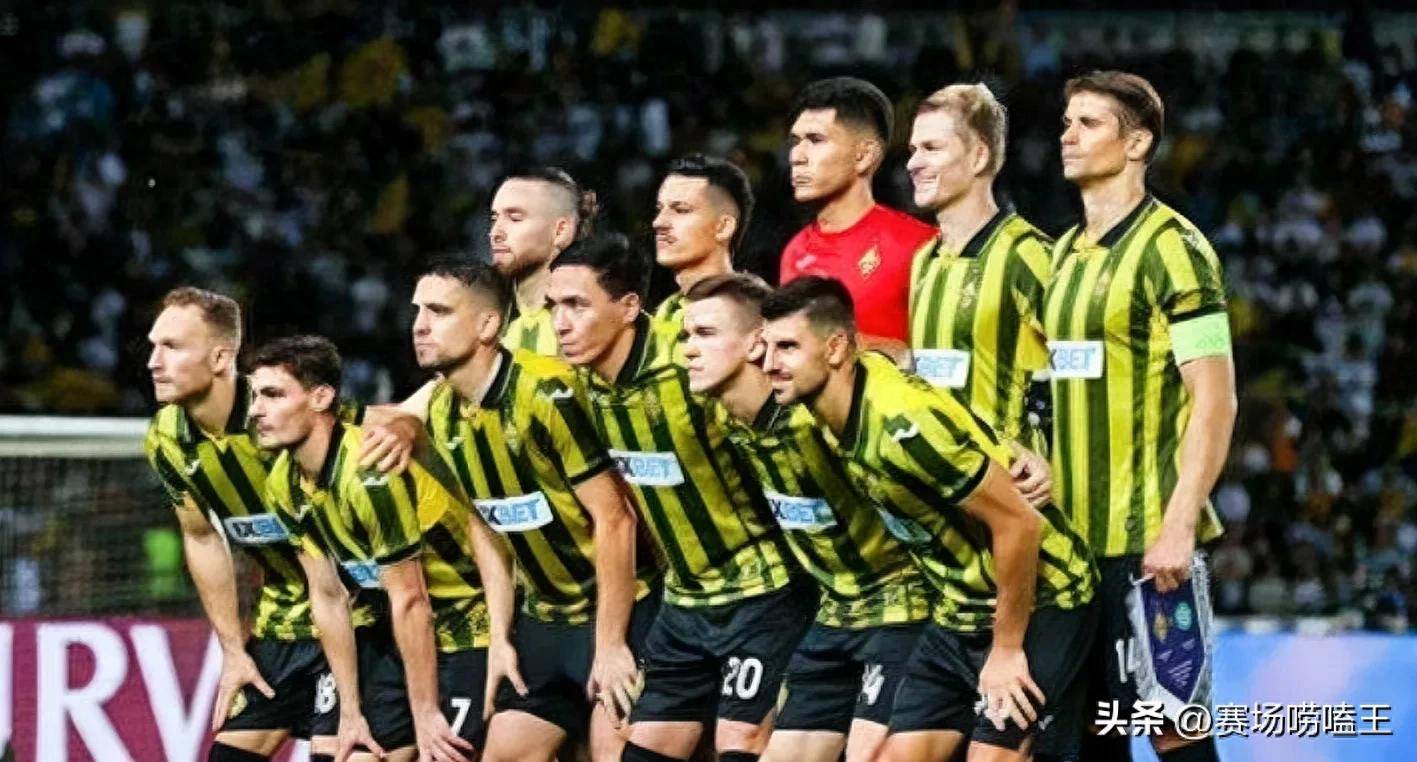 赛场上空悬悬念：球队团结协作赢得胜利的简单介绍