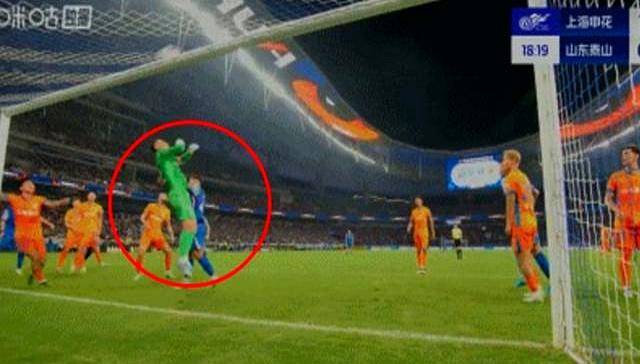 裁判判罚遭质疑，引发现场骚动