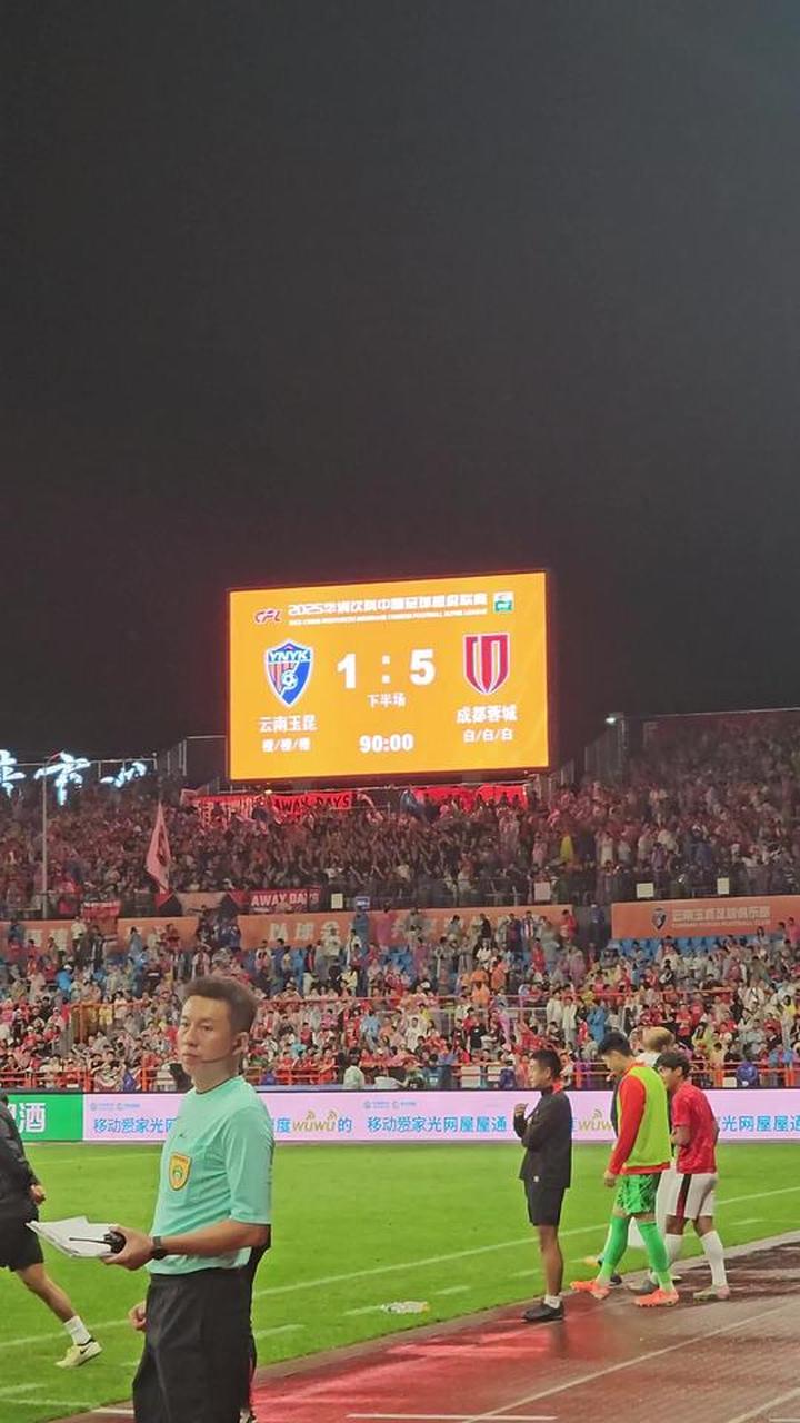 足球赛场上一场精彩对决吸引众多观众目光,现场气氛顿时热烈 足球赛场上一场精彩对决吸引众多观众目光,现场气氛顿时热烈