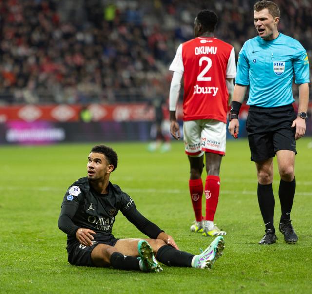 巴黎圣日耳曼客场击败兰斯,继续稳居榜首 巴黎圣日耳曼客场击败兰斯,继续稳居榜首