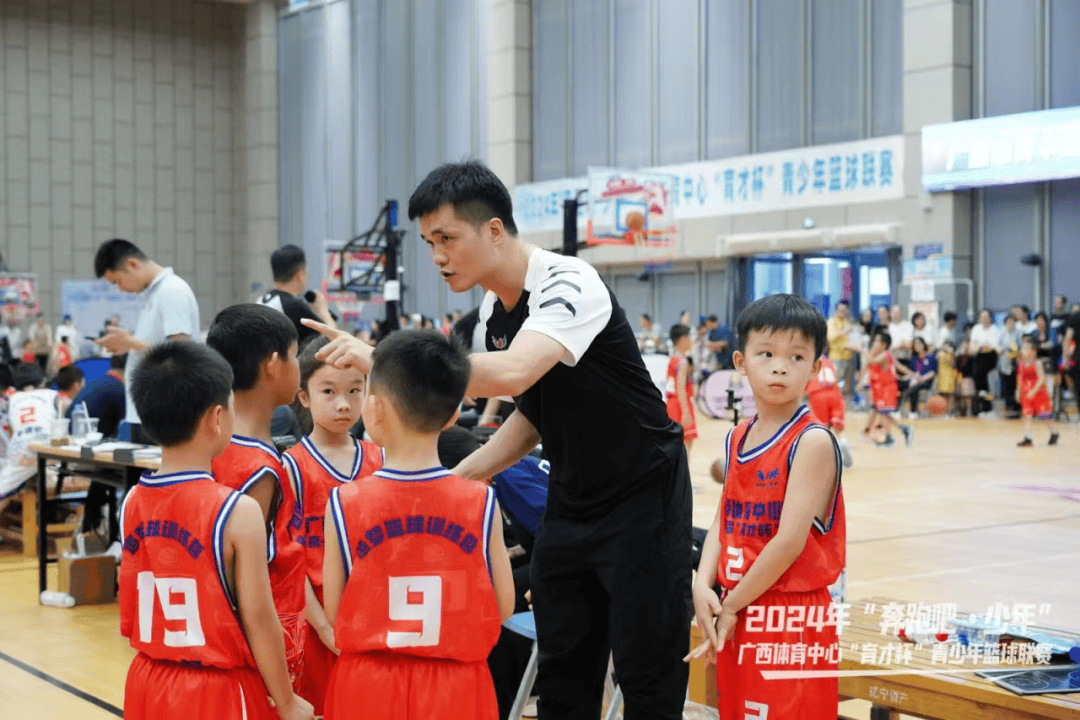 关于体育盛宴热闹上演，运动员们兢兢业业的信息